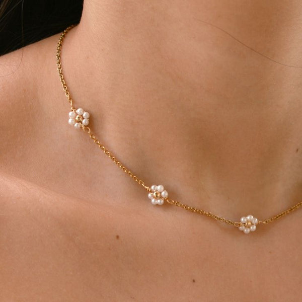 Dainty Daisy Necklace